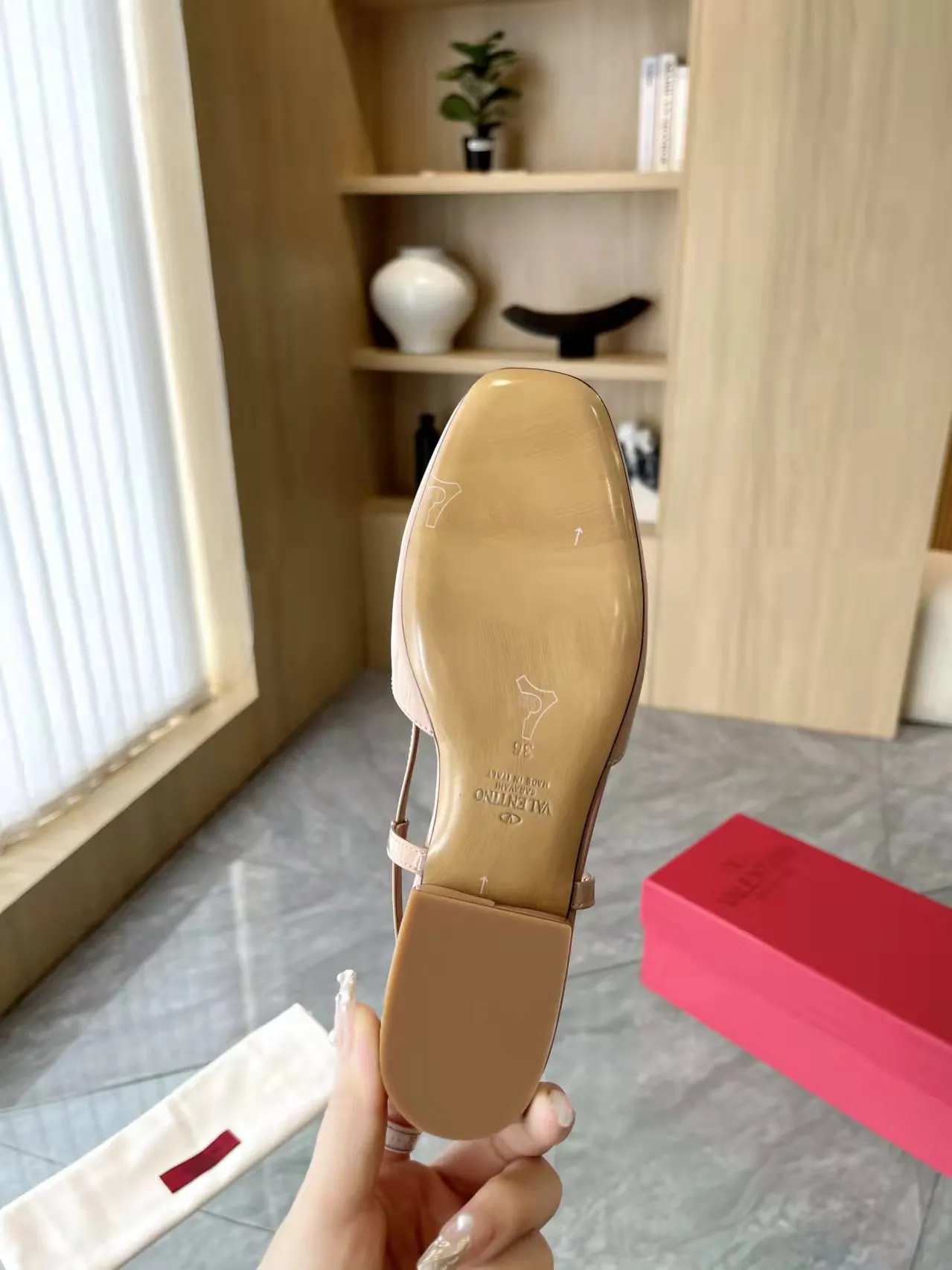 👟👟Ex-factory price 400👟👟 Genuine leather sole +40 Top version 𝑉𝐴𝐿𝐸𝑁𝑇𝐼𝑁𝑂 Valentino new spring and summer women's back hollow new sandals. Unique V-buckle hardware accessories bring out a full sense of luxury. The new season will live up to expectations! Worth buying★Absolutely high-grade❥Original method, Absolutely sensual❥Elegant style, creating a different feeling, simple and elegant style!  Code number: 35-41 (34-42 customized, non-returnable) Fabric: Imported sheepskin Inner foot pads: Inner sheepskin Heel height: 2 cm Leather outsole Rubber outsole